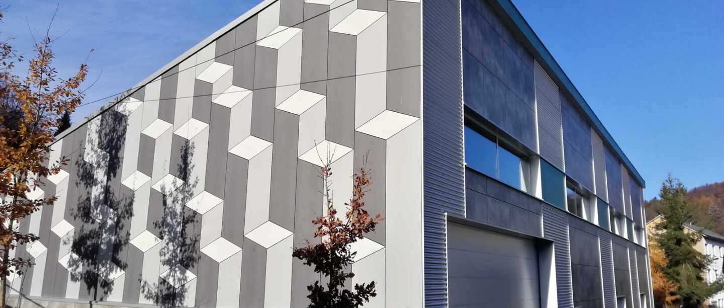 Vorgehängte hinterlüftete Metallfassade mit dreidimensionaler Kubus-Optik an einem modernen Gewerbebau
